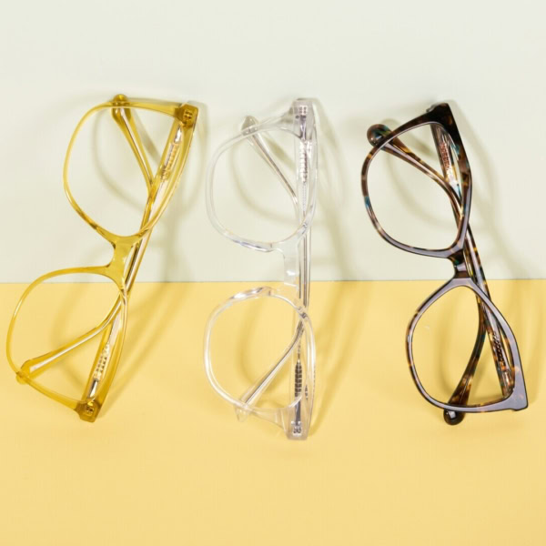 trois paires de lunettes design sur fond pastel