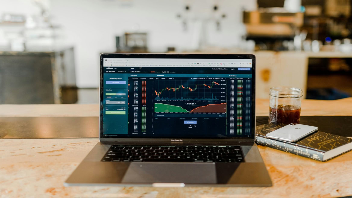 macbook pro et trading crypto au café