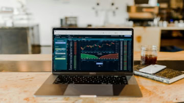 macbook pro et trading crypto au café