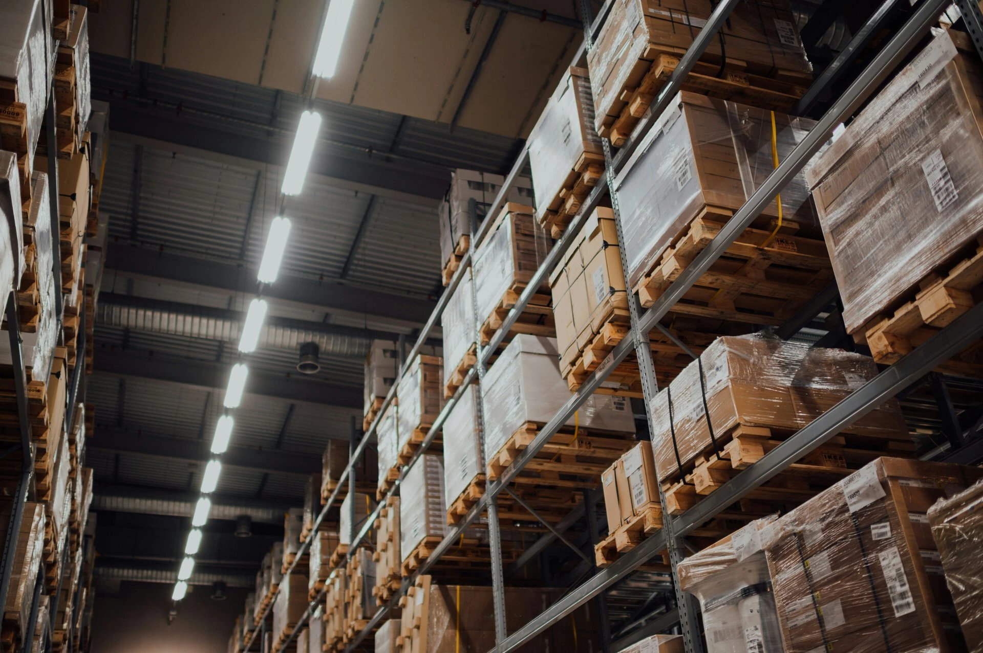 magazzino industriale con scaffali alti e pallet ordinati