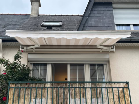 maison avec balcon et auvent rétractable rayé