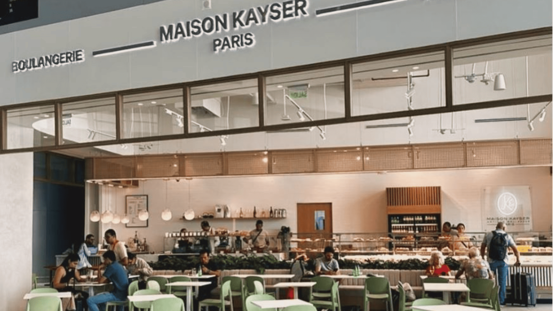 intérieur chic de la boulangerie maison kayser paris