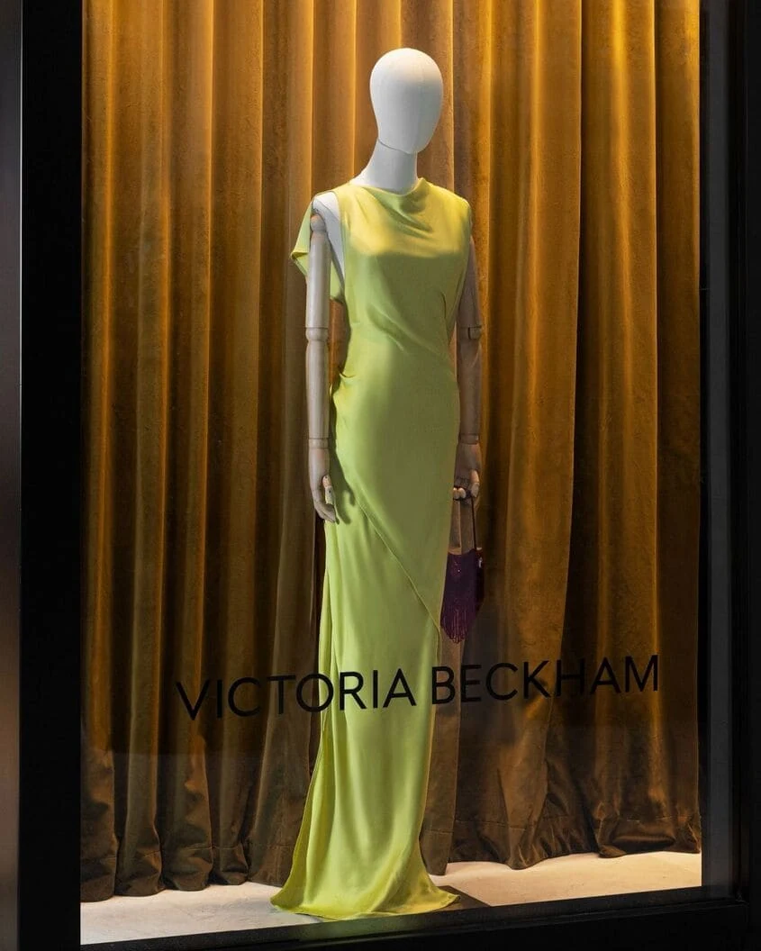 maniquí con vestido verde de victoria beckham