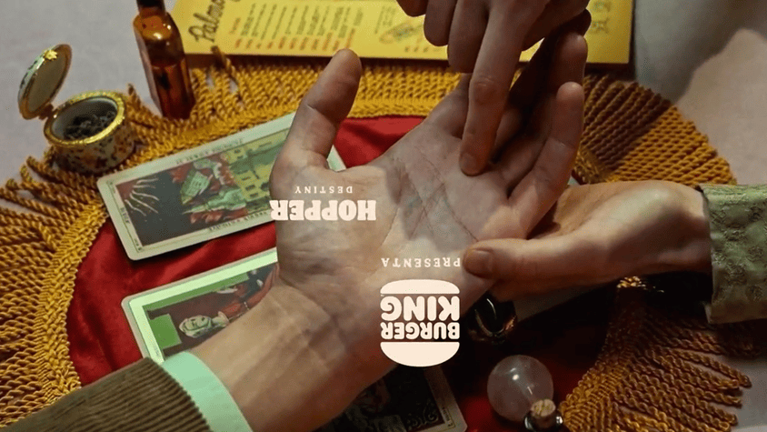 lectura de mano mística con cartas y cristal
