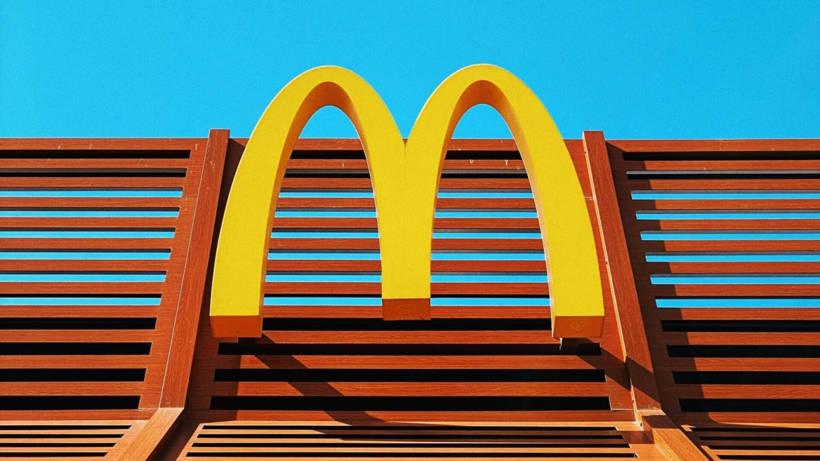 logo mcdonald’s su facciata in legno e cielo blu