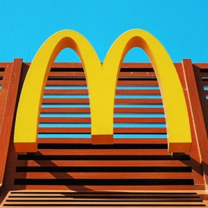 logo mcdonald’s su facciata in legno e cielo blu