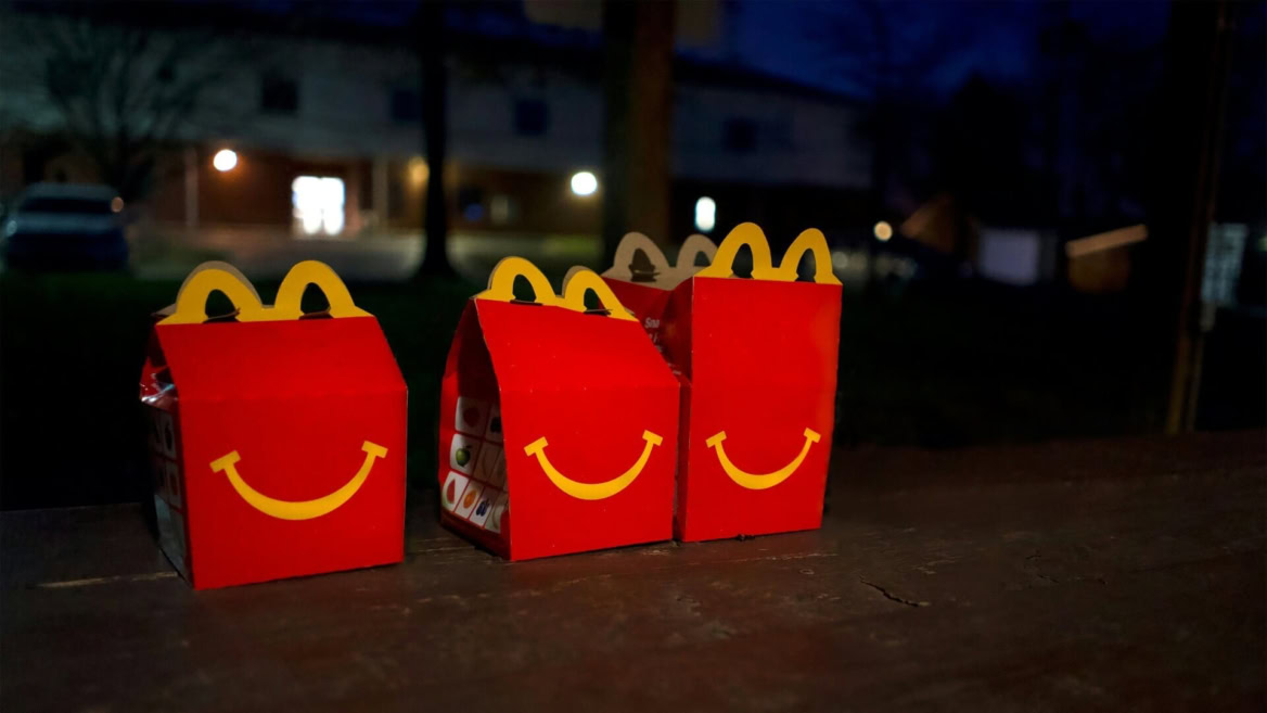 scatole happy meal mcdonald’s nella notte