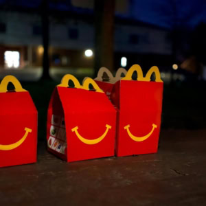 scatole happy meal mcdonald’s nella notte