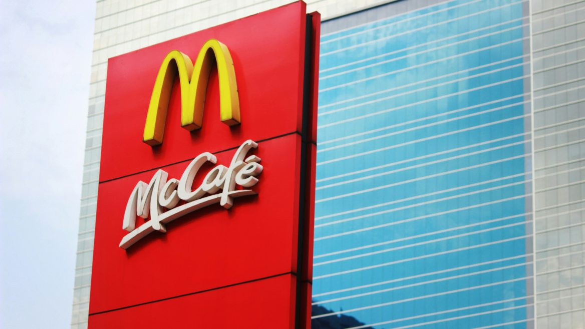 mccafé schild an moderner hochhausfassade
