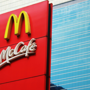 mccafé schild an moderner hochhausfassade