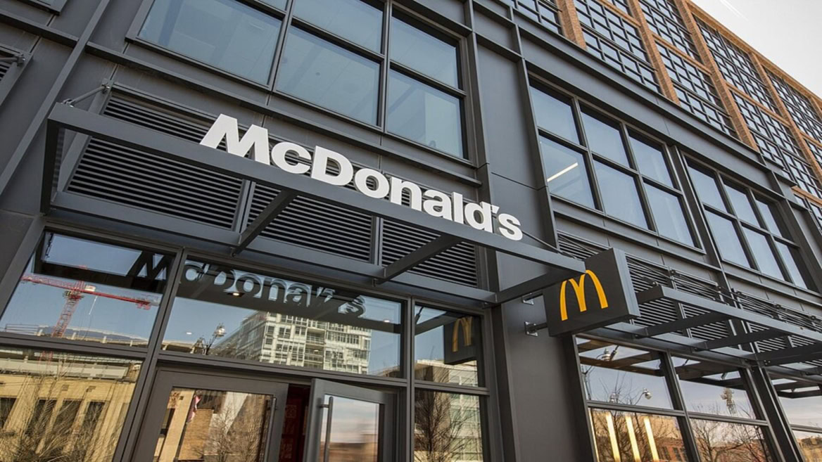 restaurant mcdonald’s moderne en milieu urbain