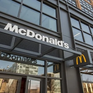 restaurant mcdonald’s moderne en milieu urbain