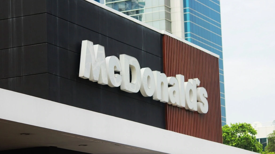 insegna mcdonald’s su facciata moderna urbana