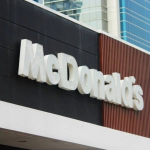 insegna mcdonald’s su facciata moderna urbana