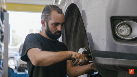 mécanicien en pleine réparation de voiture
