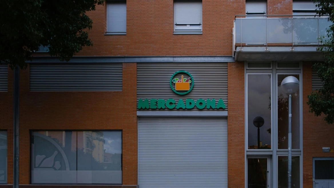 façade mercadona en brique, enseigne verte close