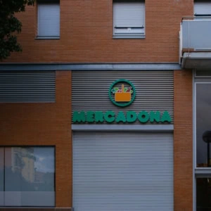 façade mercadona en brique, enseigne verte close
