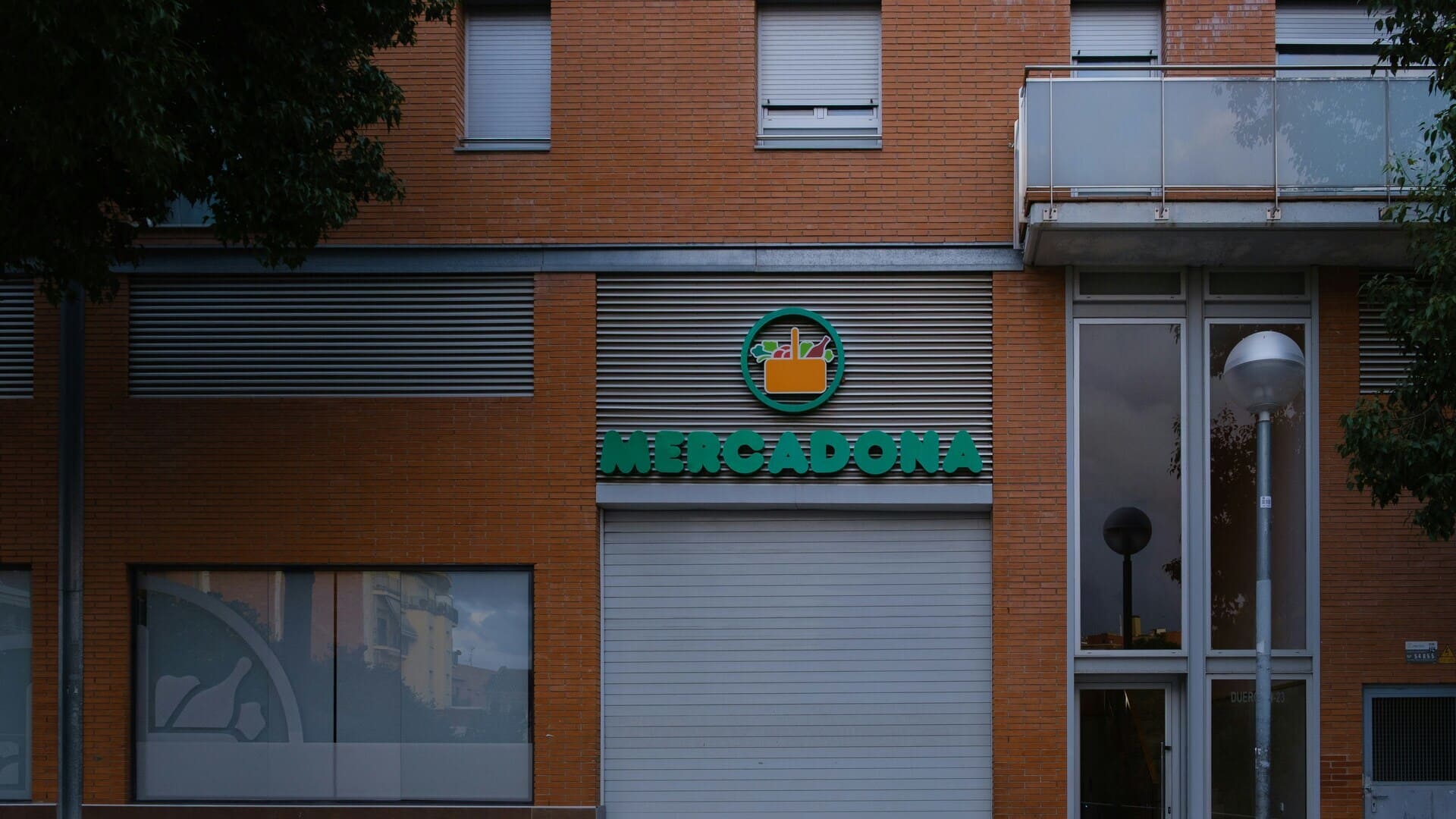 façade mercadona en brique, enseigne verte close