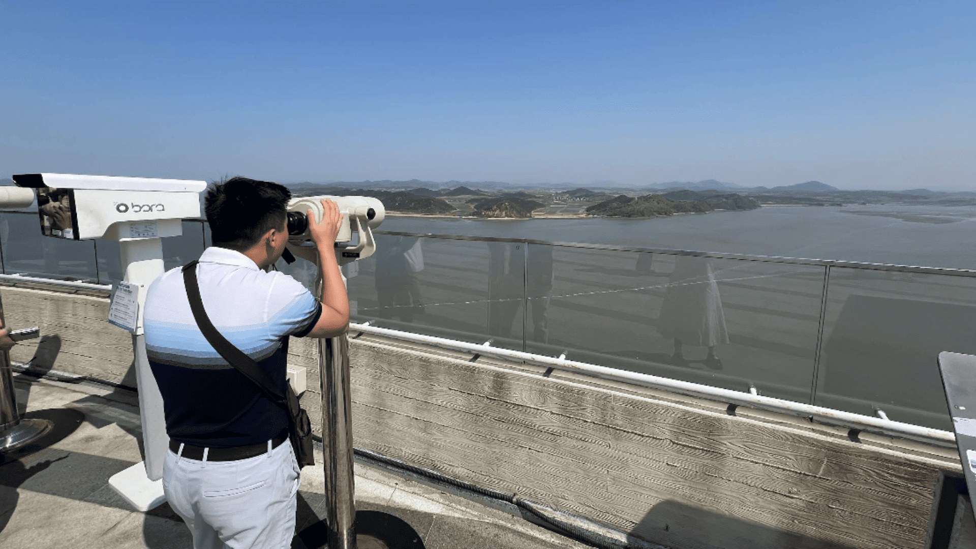 mirador con binoculares y vista panorámica al mar