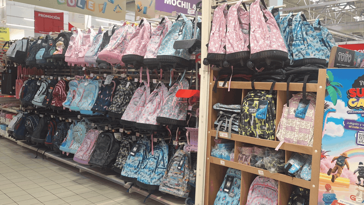 pasillo de mochilas escolares con ruedas en oferta