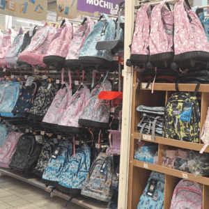 pasillo de mochilas escolares con ruedas en oferta