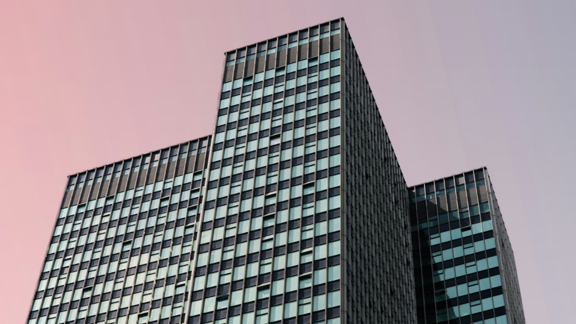 modernes hochhaus mit glasfassade und gitterfenstern