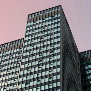 modernes hochhaus mit glasfassade und gitterfenstern