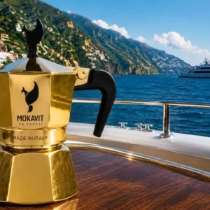 moka pot dorato su yacht di lusso in mare blu