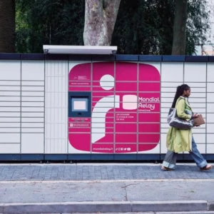 casier mondial relay sur trottoir, femme avec colis