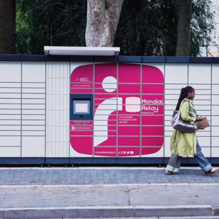 casier mondial relay sur trottoir, femme avec colis