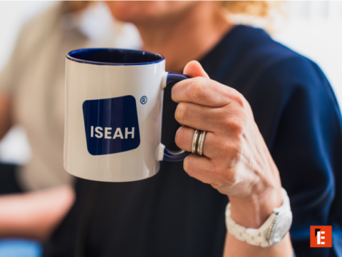 mug iseah bleu tenue à la main