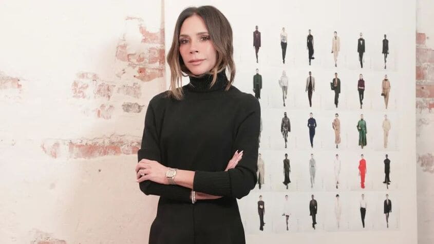 mujer elegante en estudio de moda con bocetos