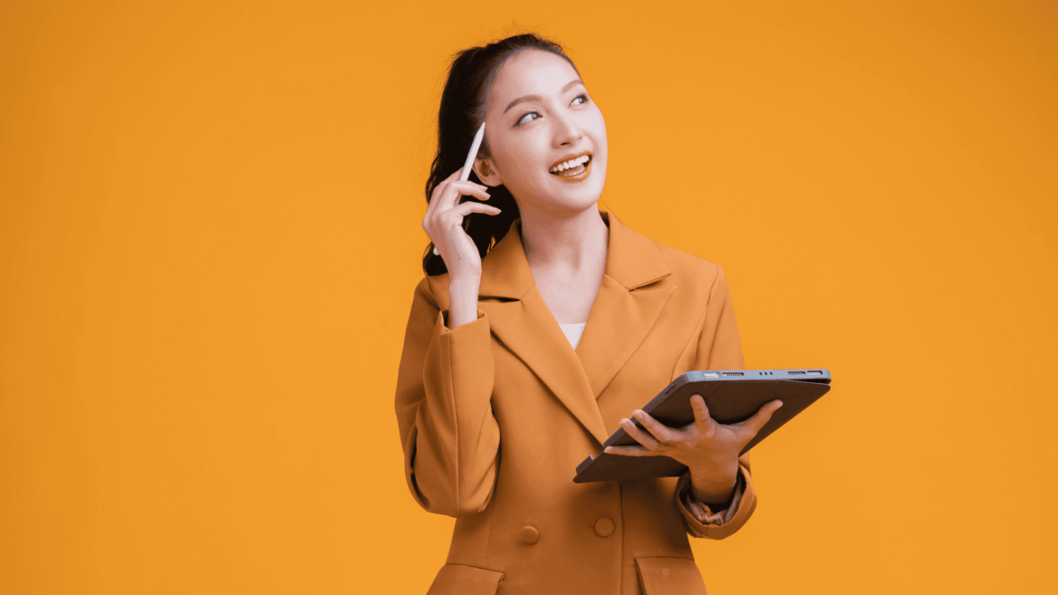 mujer corporativa con tableta y stylus naranja