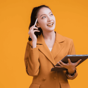 mujer corporativa con tableta y stylus naranja