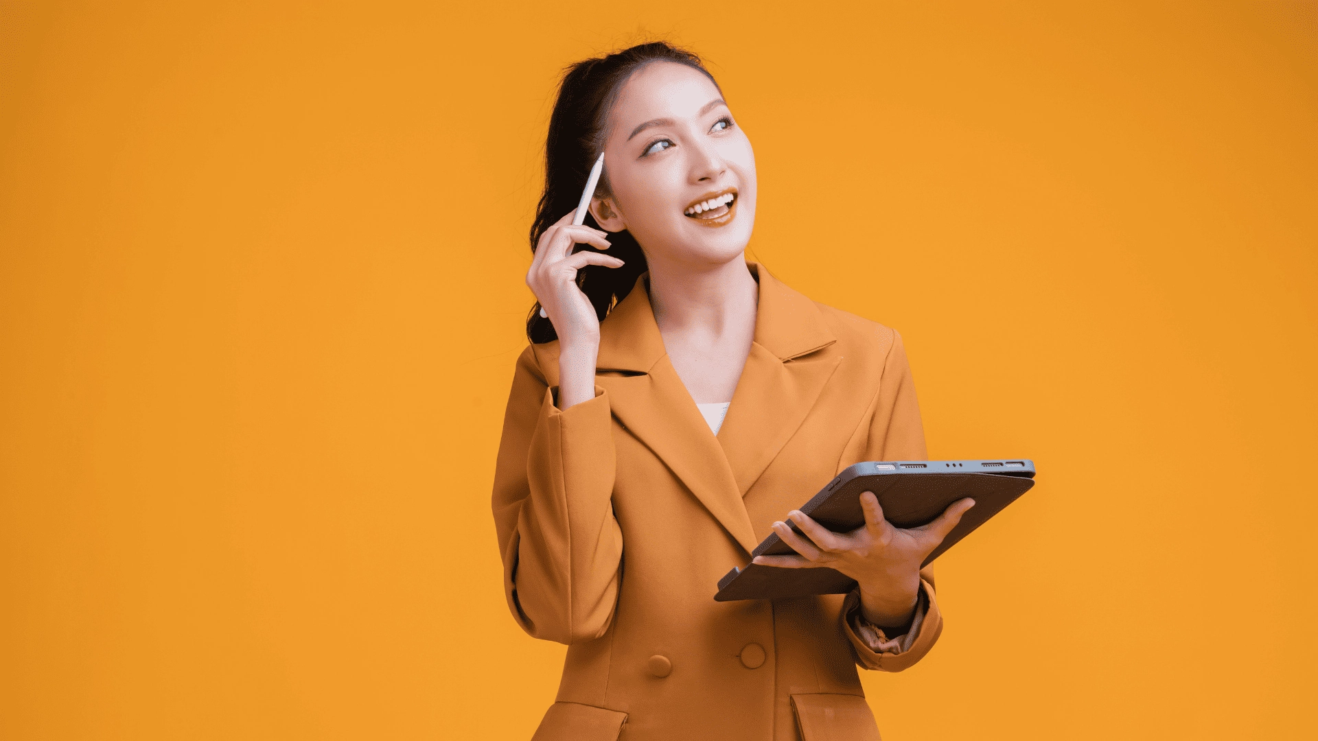 mujer corporativa con tableta y stylus naranja