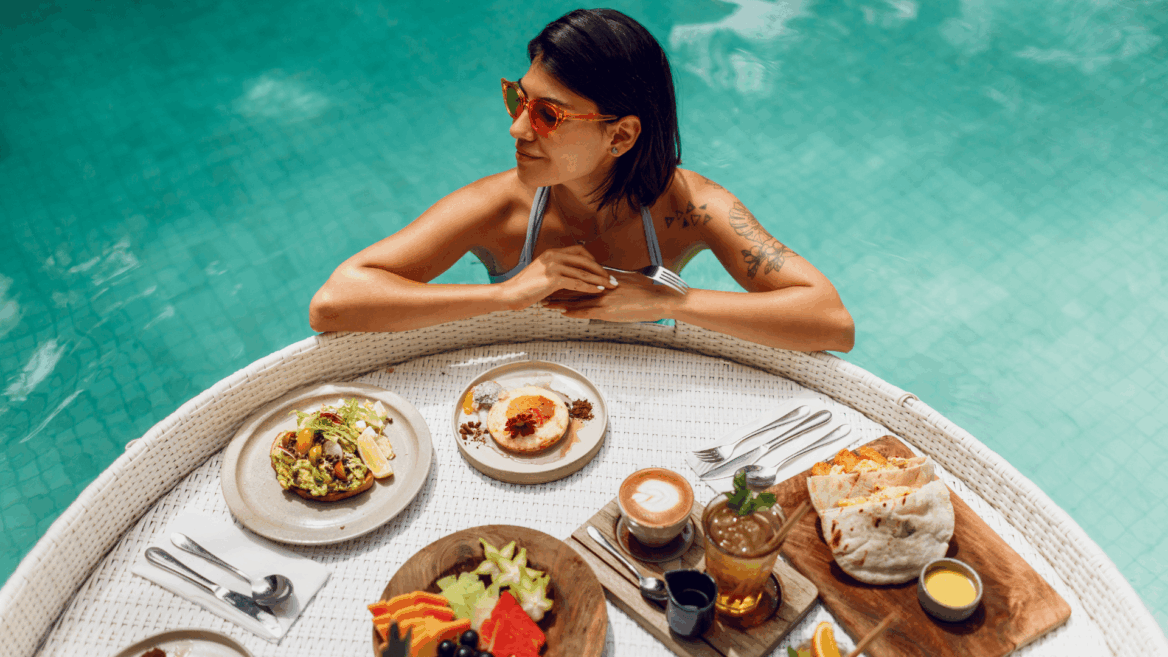 mujer en piscina con brunch flotante elegante