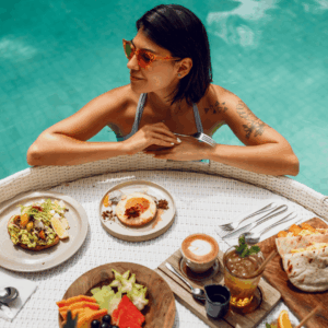 mujer en piscina con brunch flotante elegante