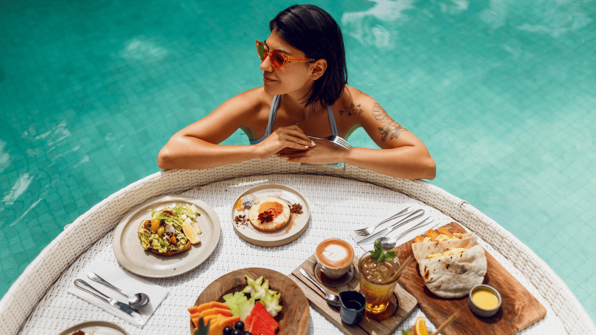 mujer en piscina con brunch flotante elegante