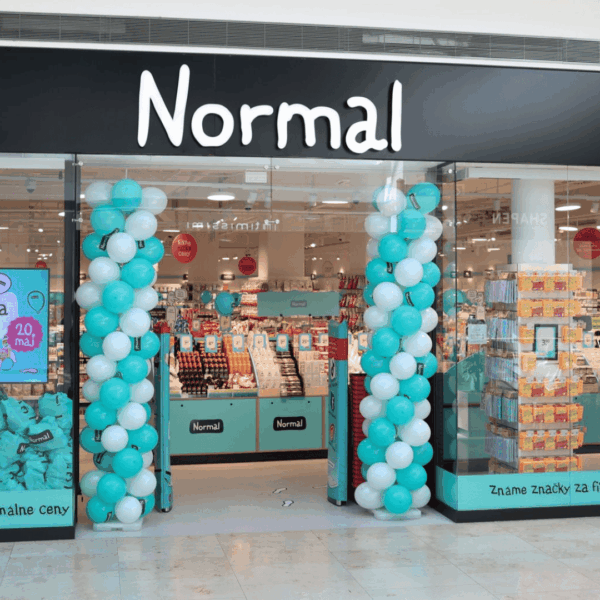 inauguración de la tienda normal con globos