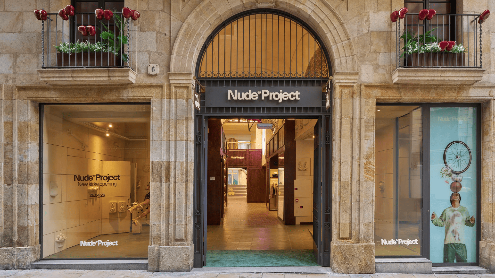fachada de nude project en edificio histórico