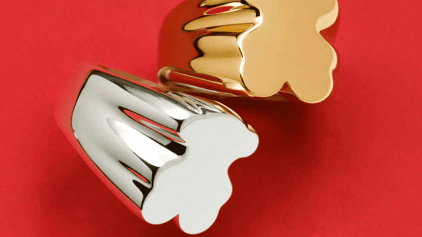joyas abstractas metálicas en rojo, plata y oro