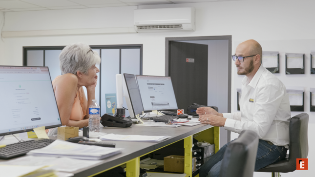 conversation au comptoir d’accueil en bureau professionnel