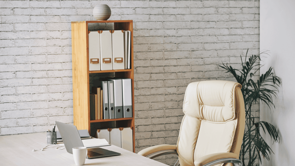 oficina minimalista con escritorio blanco y estantería