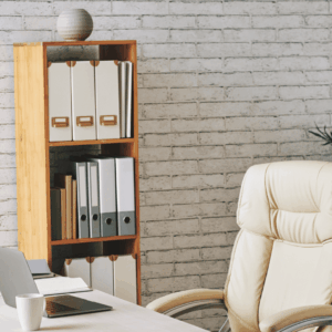 oficina minimalista con escritorio blanco y estantería