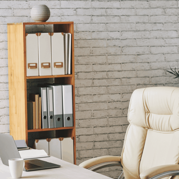 oficina minimalista con escritorio blanco y estantería