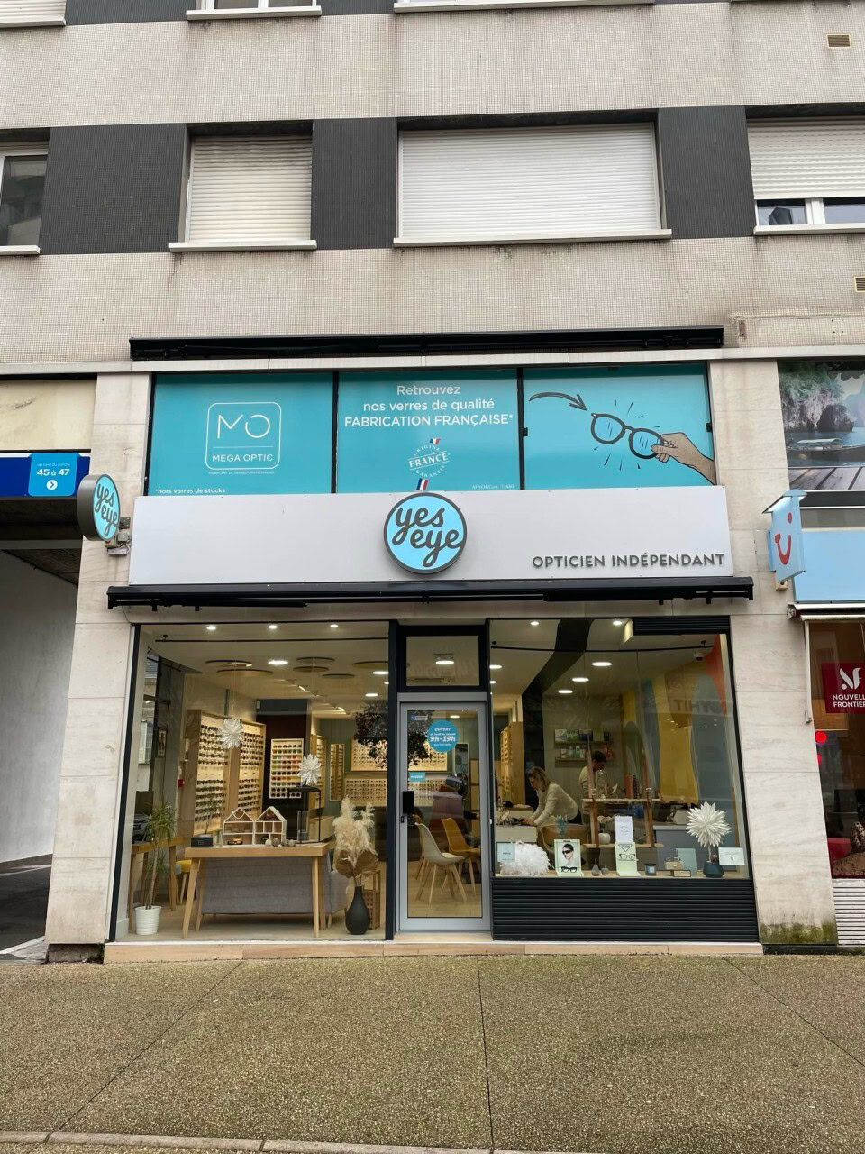 vitrine yes eye : opticien indépendant moderne