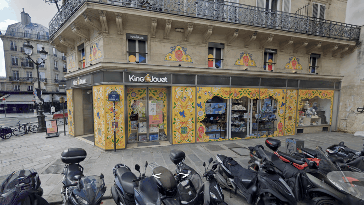 façade king jouet colorée à paris