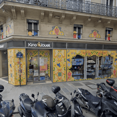 façade king jouet colorée à paris