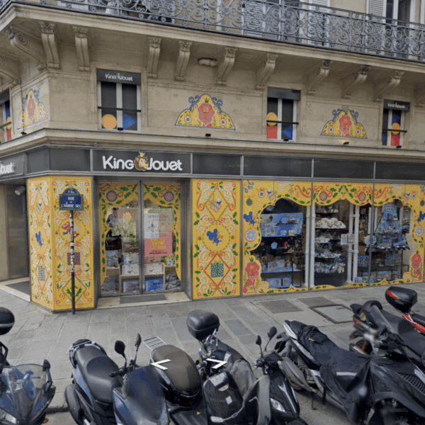 façade king jouet colorée à paris