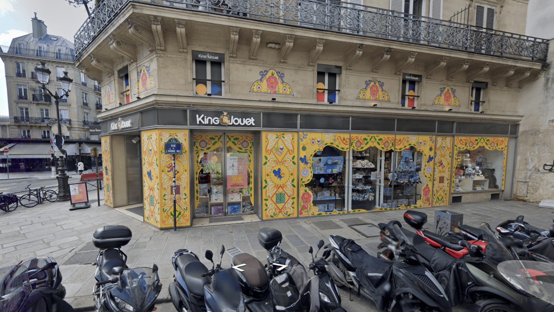 façade king jouet colorée à paris